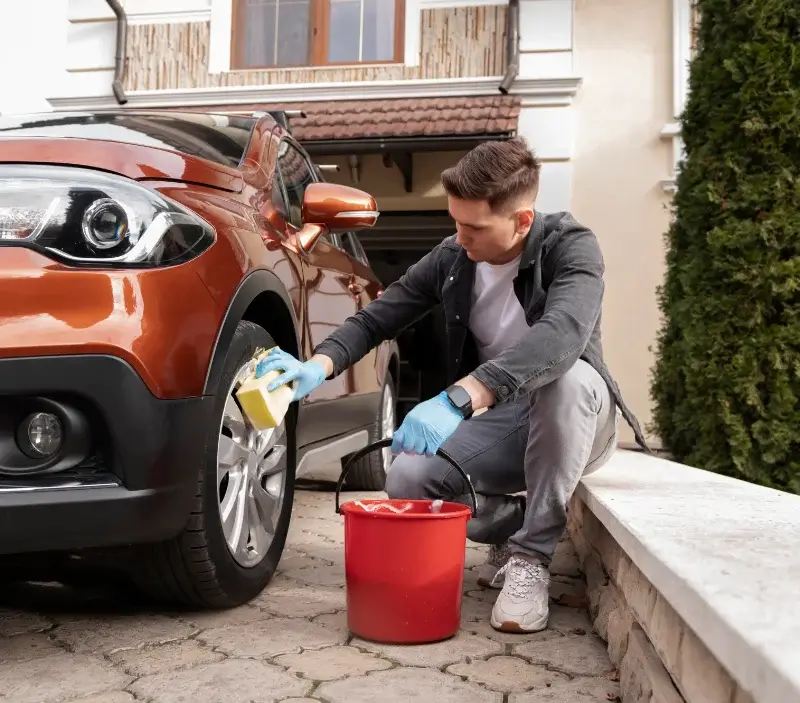 Lavage auto à domicile Jugon-les-Lacs : professionnel intervenant sur un véhicule